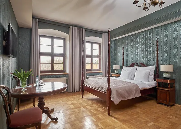 Bed & Breakfast Boutique Palac Warmatowice Sienkiewiczowskie 3*