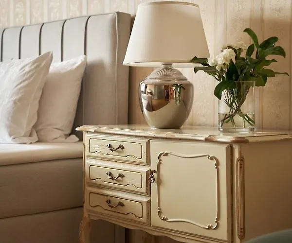 Bed & Breakfast Boutique Palac Warmatowice Sienkiewiczowskie 3*