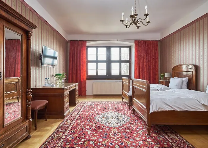 Boutique Palac Warmatowice Sienkiewiczowskie Bed & Breakfast